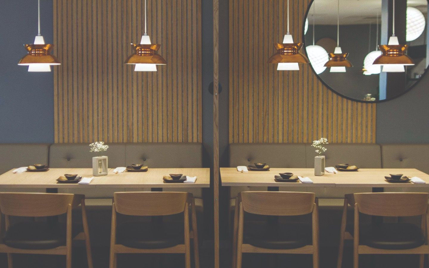 WoodUpp.es - Dos paneles dan el toque perfecto a un comedor elegante y  moderno. ¡Gracias @hectortomass por compartir tu proyecto! 😊 #WoodUppES # WoodUpp #akupanel #decoracion #madera #sostenibilidad #interiorismo  #diseñodeinteriores